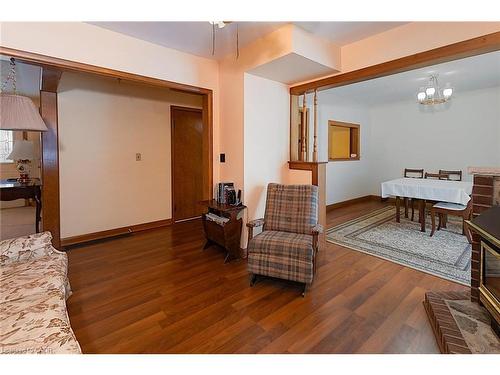 670 Elm Avenue N, Listowel, ON - Indoor Photo Showing Living Room