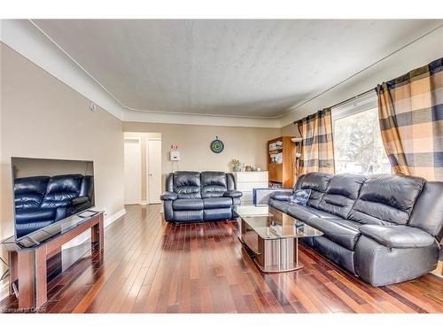 80 Lower Horning Road, Hamilton, ON - Indoor Photo Showing Living Room