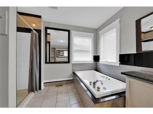 550 Beach Boulevard, Hamilton, ON - Indoor Photo Showing Bathroom