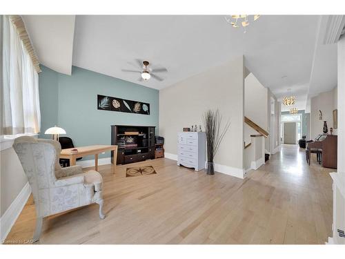 550 Beach Boulevard, Hamilton, ON - Indoor Photo Showing Living Room
