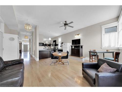 550 Beach Boulevard, Hamilton, ON - Indoor Photo Showing Living Room