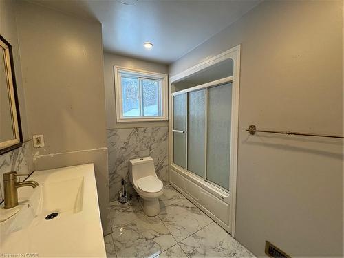 272 Main Street, Cambridge, ON - Indoor Photo Showing Bathroom