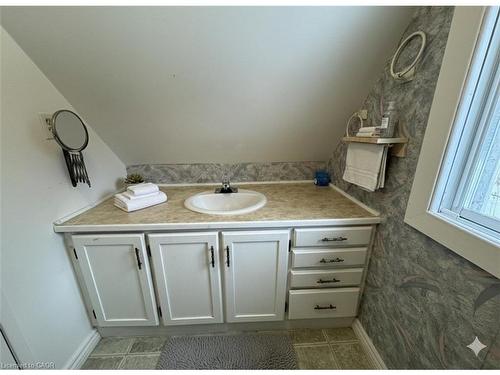 272 Main Street, Cambridge, ON - Indoor Photo Showing Bathroom