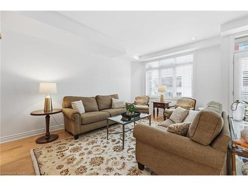 394 Almas Common, Burlington, ON - Indoor Photo Showing Living Room