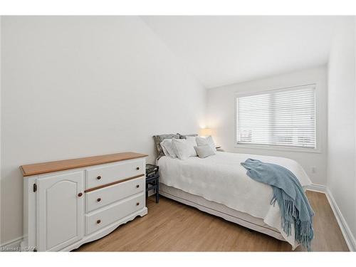 394 Almas Common, Burlington, ON - Indoor Photo Showing Bedroom