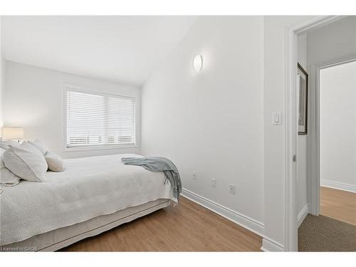 394 Almas Common, Burlington, ON - Indoor Photo Showing Bedroom