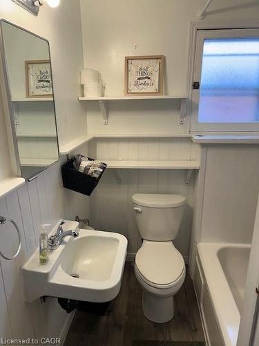 37 Dundas Street, Dundas, ON - Indoor Photo Showing Bathroom