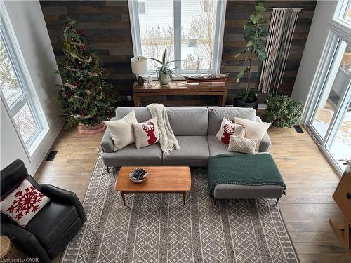 657 Windham Road 14, Simcoe, ON - Indoor Photo Showing Living Room
