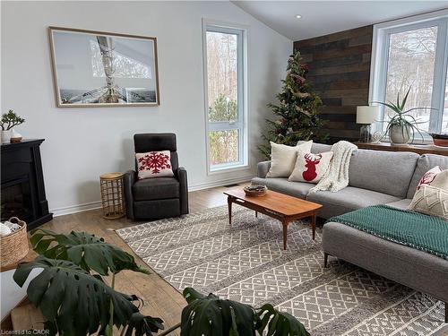 657 Windham Road 14, Simcoe, ON - Indoor Photo Showing Living Room