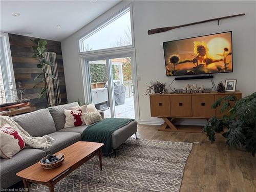 657 Windham Road 14, Simcoe, ON - Indoor Photo Showing Living Room