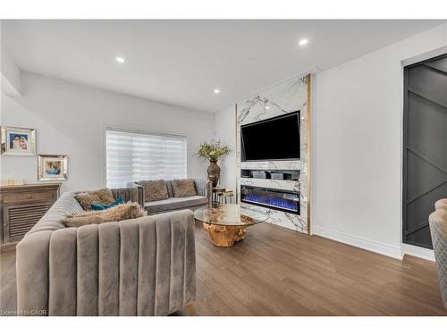 122 Shoreview Place, Stoney Creek, ON - Indoor Photo Showing Living Room