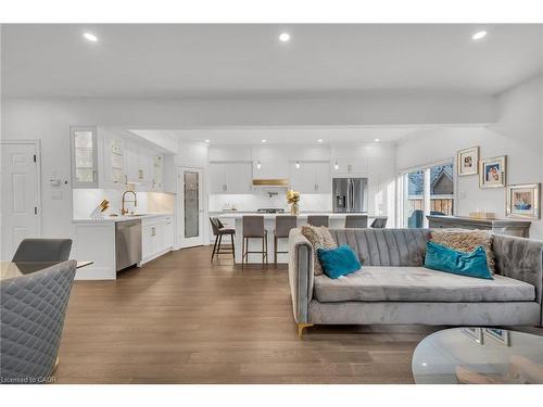 122 Shoreview Place, Stoney Creek, ON - Indoor Photo Showing Living Room