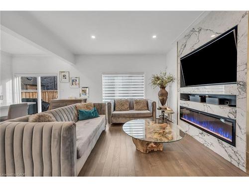 122 Shoreview Place, Stoney Creek, ON - Indoor Photo Showing Living Room