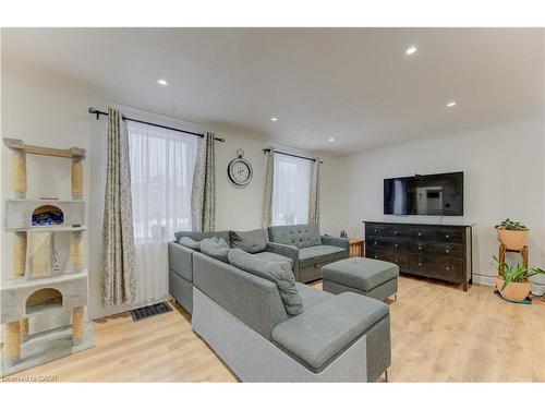 569 Stirling Avenue S, Kitchener, ON - Indoor Photo Showing Living Room