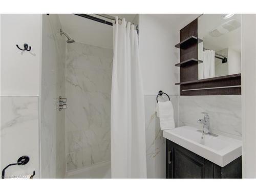 569 Stirling Avenue S, Kitchener, ON - Indoor Photo Showing Bathroom