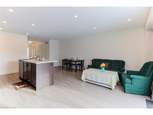 105 Pony Way, Kitchener, ON - Indoor Photo Showing Living Room