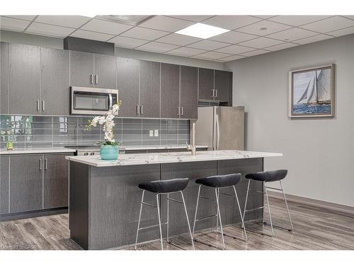 304-85 Robinson Street, Hamilton, ON - Indoor Photo Showing Kitchen With Upgraded Kitchen