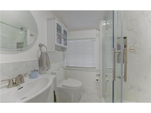 569 Stirling Avenue S, Kitchener, ON - Indoor Photo Showing Bathroom