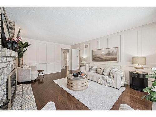 4069 Lakeshore Road, Burlington, ON - Indoor Photo Showing Living Room