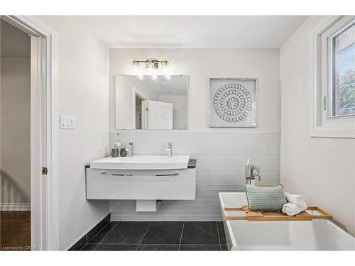 4069 Lakeshore Road, Burlington, ON - Indoor Photo Showing Bathroom