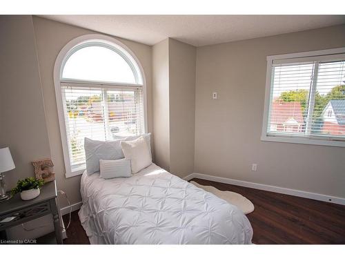 B-489 East Avenue, Kitchener, ON - Indoor Photo Showing Bedroom