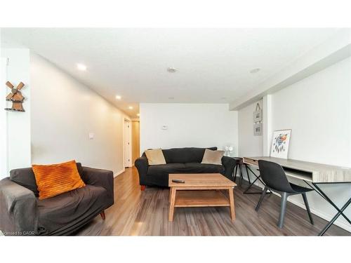 13 Robins Avenue, Hamilton, ON - Indoor Photo Showing Living Room