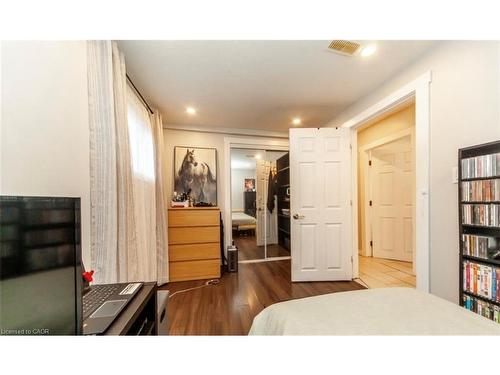 13 Robins Avenue, Hamilton, ON - Indoor Photo Showing Bedroom