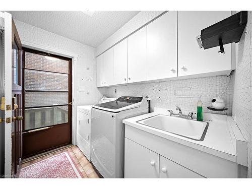 13 Mistflower Road, North York, ON - Indoor Photo Showing Laundry Room
