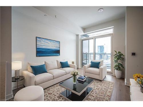 711-25 Wellington Street S, Kitchener, ON - Indoor Photo Showing Living Room