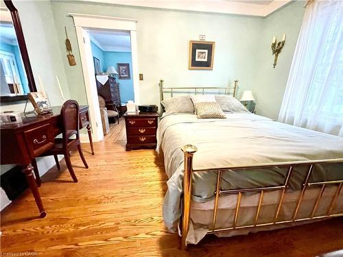 25 Fairmount Avenue, Hamilton, ON - Indoor Photo Showing Bedroom