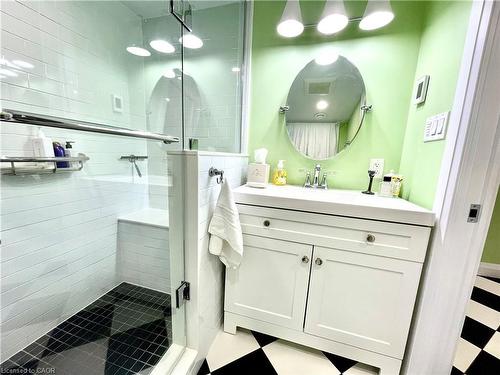 25 Fairmount Avenue, Hamilton, ON - Indoor Photo Showing Bathroom