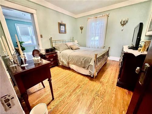 25 Fairmount Avenue, Hamilton, ON - Indoor Photo Showing Bedroom