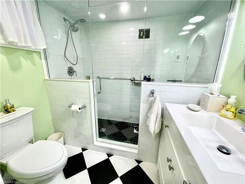 25 Fairmount Avenue, Hamilton, ON - Indoor Photo Showing Bathroom