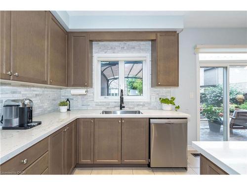 19 Mcknight Avenue, Waterdown, ON - Indoor Photo Showing Kitchen