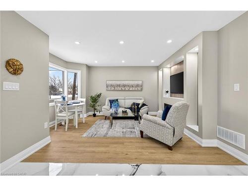 150 Brucedale Avenue E, Hamilton, ON - Indoor Photo Showing Living Room