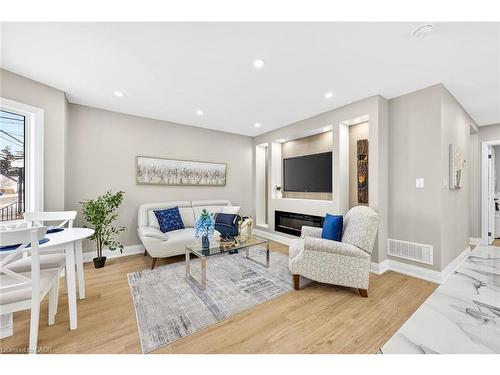150 Brucedale Avenue E, Hamilton, ON - Indoor Photo Showing Living Room