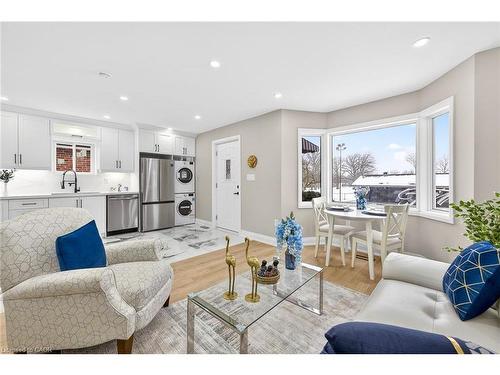 150 Brucedale Avenue E, Hamilton, ON - Indoor Photo Showing Living Room
