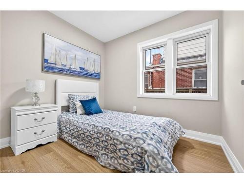 150 Brucedale Avenue E, Hamilton, ON - Indoor Photo Showing Bedroom