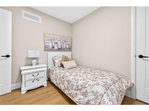 150 Brucedale Avenue E, Hamilton, ON - Indoor Photo Showing Bedroom