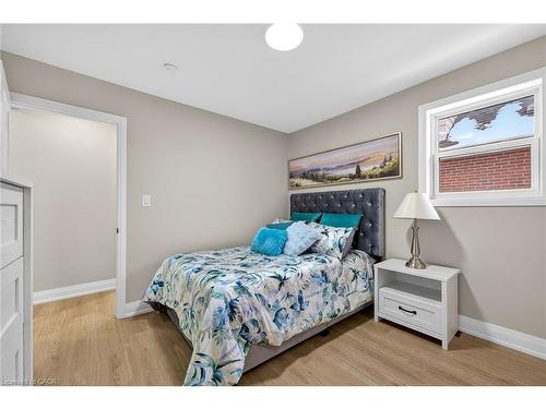 150 Brucedale Avenue E, Hamilton, ON - Indoor Photo Showing Bedroom