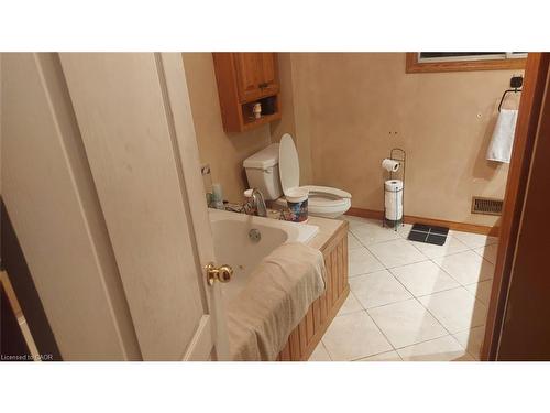 520 Alder Street E, Dunnville, ON - Indoor Photo Showing Bathroom