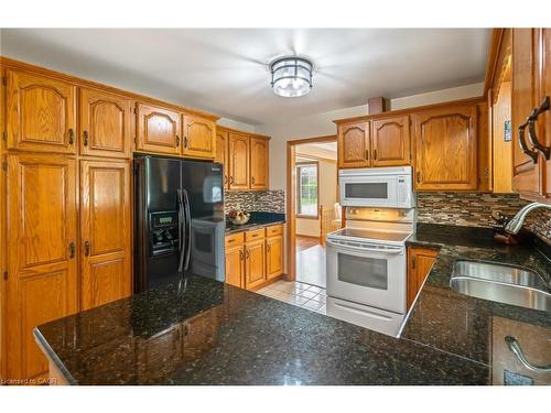 3688 Cardinal Drive, Niagara Falls, ON - Indoor Photo Showing Kitchen With Double Sink