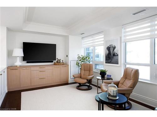 327-3500 Lakeshore Road W, Oakville, ON - Indoor Photo Showing Living Room