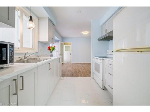33 Garland Crescent, London, ON - Indoor Photo Showing Kitchen With Double Sink