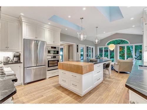 22 Deerpath Court, Cambridge, ON - Indoor Photo Showing Kitchen With Upgraded Kitchen