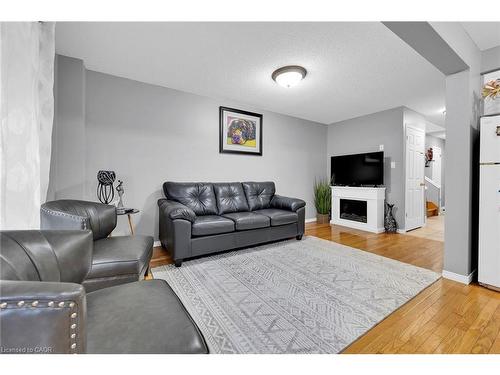 5 Vulcan Court, Hamilton, ON - Indoor Photo Showing Living Room