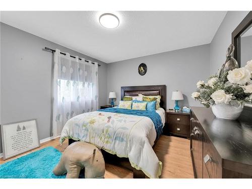 5 Vulcan Court, Hamilton, ON - Indoor Photo Showing Bedroom