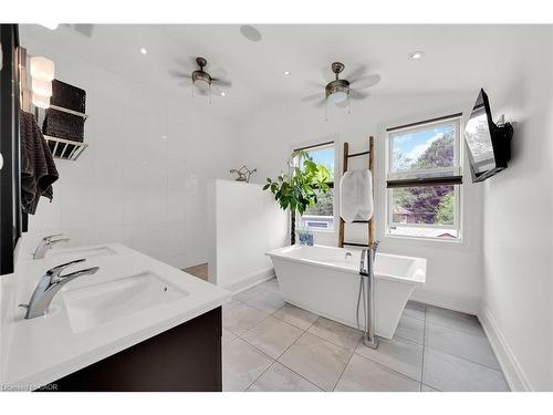 404 Mountain Brow Boulevard E, Hamilton, ON - Indoor Photo Showing Bathroom