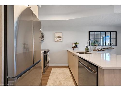 A4-410 Northfield Drive W, Waterloo, ON - Indoor Photo Showing Kitchen
