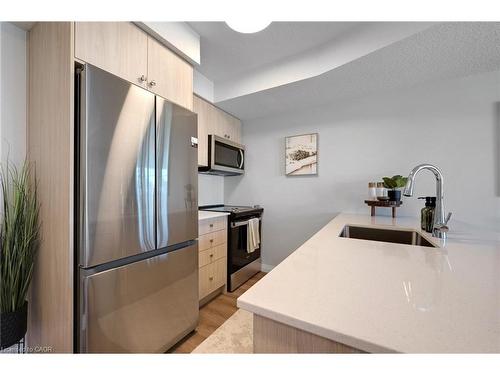 D16-410 Northfield Drive W, Waterloo, ON - Indoor Photo Showing Kitchen With Upgraded Kitchen